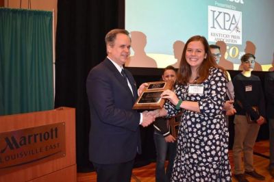 Bailey Vandiver accepts the Kentucky Press Association’s Most Valuable Member of the Year award, which outgoing president Peter Baniak awarded to the state s student journalists at the Kentucky Press Association convention on Jan. 25, 2019.
(Teresa Revlett, Kentucky Press Association) Bailey Vandiver accepts the Kentucky Press Association’s Most Valuable Member of the Year award, which outgoing president Peter Baniak awarded to the state s student journalists at the Kentucky Press Association convention on Jan. 25, 2019.
(Teresa Revlett, Kentucky Press Association)