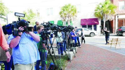 An army of photographers line up at Alex Murdaugh s trial to catch a photo of him as he enters the courthouse. (Teri Saylor, Freelance Writer, Open Water Communications, Raleigh, North Carolina)