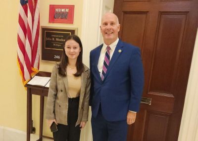 Michigan Press Association Fellow Masha Smahliuk takes a photo with Rep. John Moolenaar, R–Michigan.