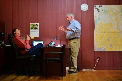 Publisher Editor Les Zaitz (left) confers with reporter Pat Caldwell.