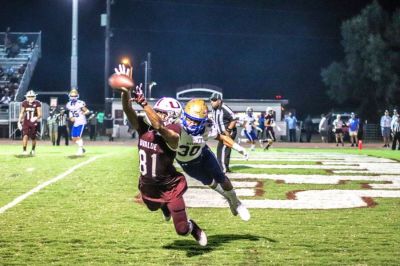 D’Andre Carroll catches the first of his three touchdowns for the Uvalde Coyotes against the Alamo Heights Mules. The Uvalde High School senior’s catch took place with 7:39 left in the third quarter. The Coyotes defeated the Mules 24-21 in overtime Friday night at the Uvalde Honey Bowl. (Pete Luna | Uvalde (Texas) Leader-News)